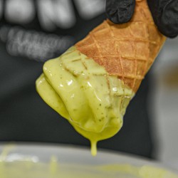 Cône glacé artisanal à la pistache.