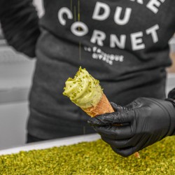 Cône glacé artisanal à la pistache.