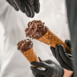 Cône glacé artisanal au chocolat.