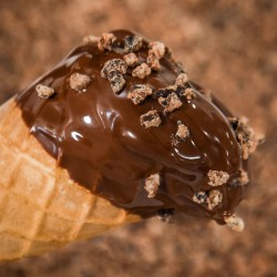 Cône glacé artisanal au chocolat.