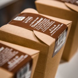 Cône glacé artisanal au chocolat.