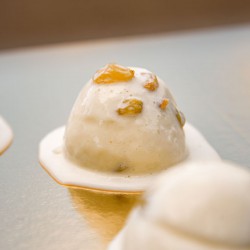 Glace artisanale au rhum raisin.