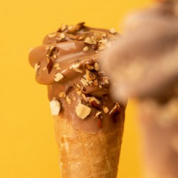 Cône glacé artisanal au caramel.