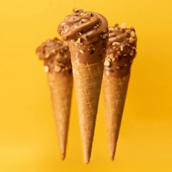 Cône glacé artisanal au caramel.