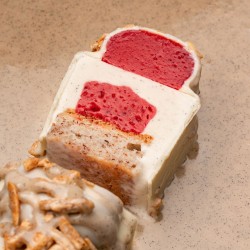 Dessert glacé artisanal vanille fraise.