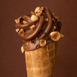 Cône glacé artisanal chocolat caramel.