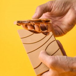 Tablette chocolat et amandes fourrée caramel