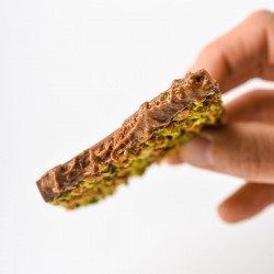 Tablette chocolat lait fourrée praliné et pistache.