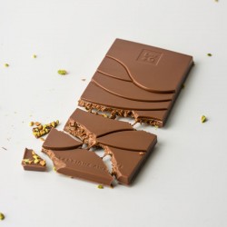 Tablette chocolat lait fourrée praliné et pistache.