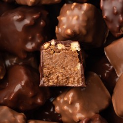 Pralinés mythiques enrobés de chocolat au lait ou chocolat noir.