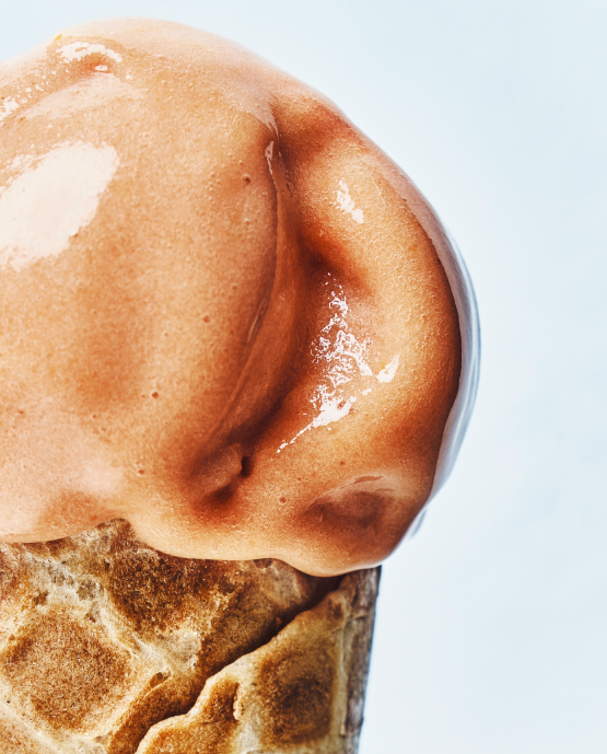 Gros plan sur un cornet de glace La Fabrique Givrée